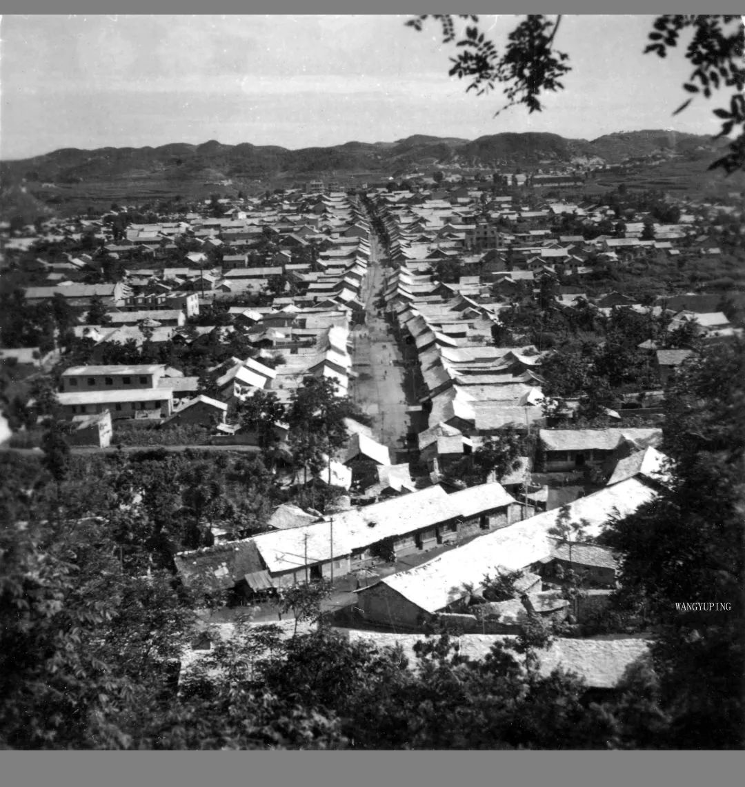 70年代镇宁县城(汪羽平 摄)40年前的镇宁县城北街(汪羽平 摄)镇宁之名